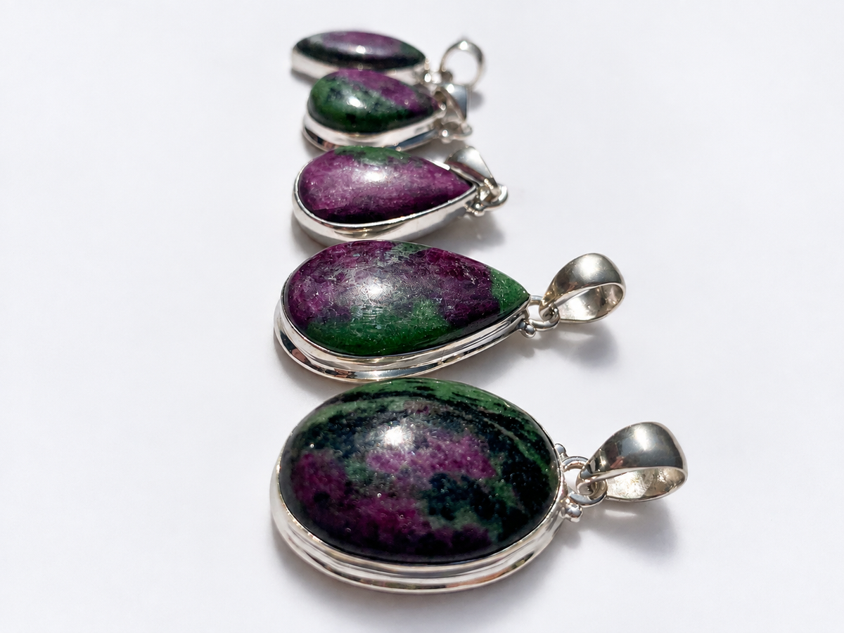 Pendentif Rubis zoïsite AA+ serti d'argent